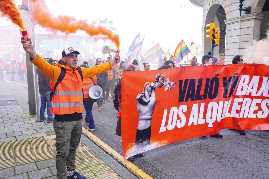 Manifestación en Gijón en protesta por la subida de los alquileres y en defensa del derecho a una vivienda digna convocada por 'Asturias pa vivir'. PACO PAREDES / EFE